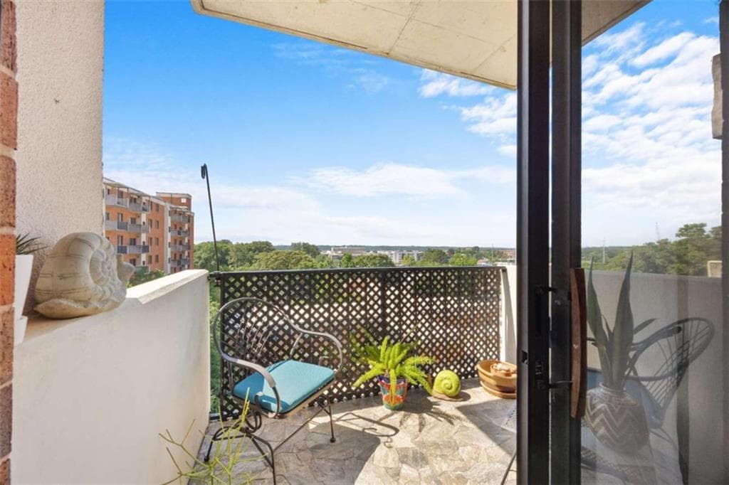 1 bedroom, 1 bathroom, 760 sq ft condominium for sale at 300 Johnson Ferry Road B812, Atlanta, GA 30328 — photo 5