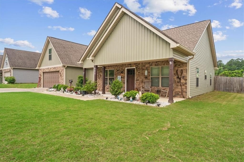 4 bedroom, 2 bathroom, 2,011 sq ft single family residence for sale at 407 Beamer Road, Calhoun, GA 30701 — photo 3