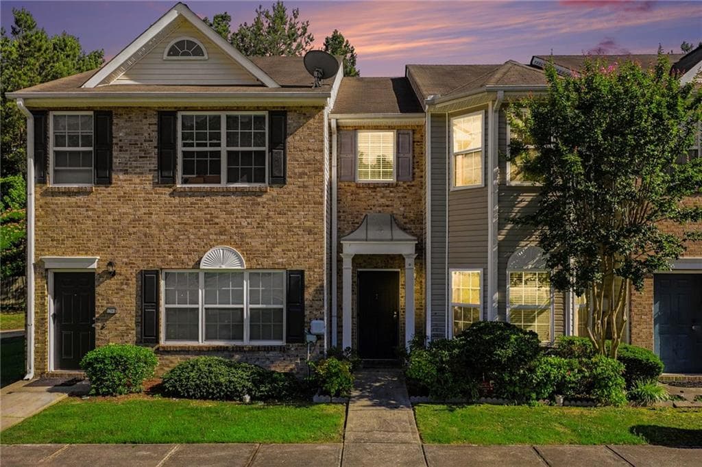 3 bedroom, 3 bathroom, 1,620 sq ft townhouse for sale at 5305 Oakley Commons Boulevard, Union City, GA 30291 — photo 1 of 25