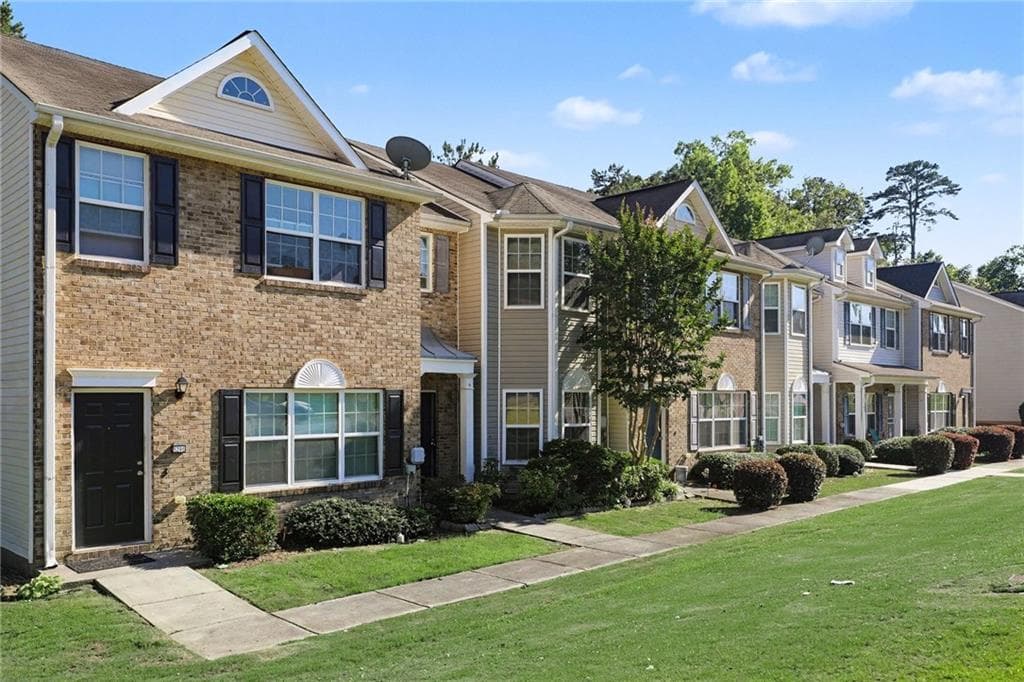 3 bedroom, 3 bathroom, 1,620 sq ft townhouse for sale at 5305 Oakley Commons Boulevard, Union City, GA 30291 — photo 3