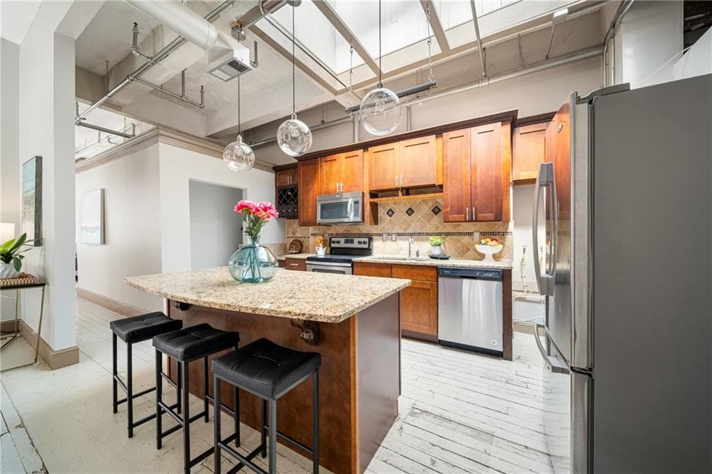 1 bedroom, 1 bathroom, 1,170 sq ft condominium under contract at 215 Mitchell Street 18, Atlanta, GA 30303 — photo 2