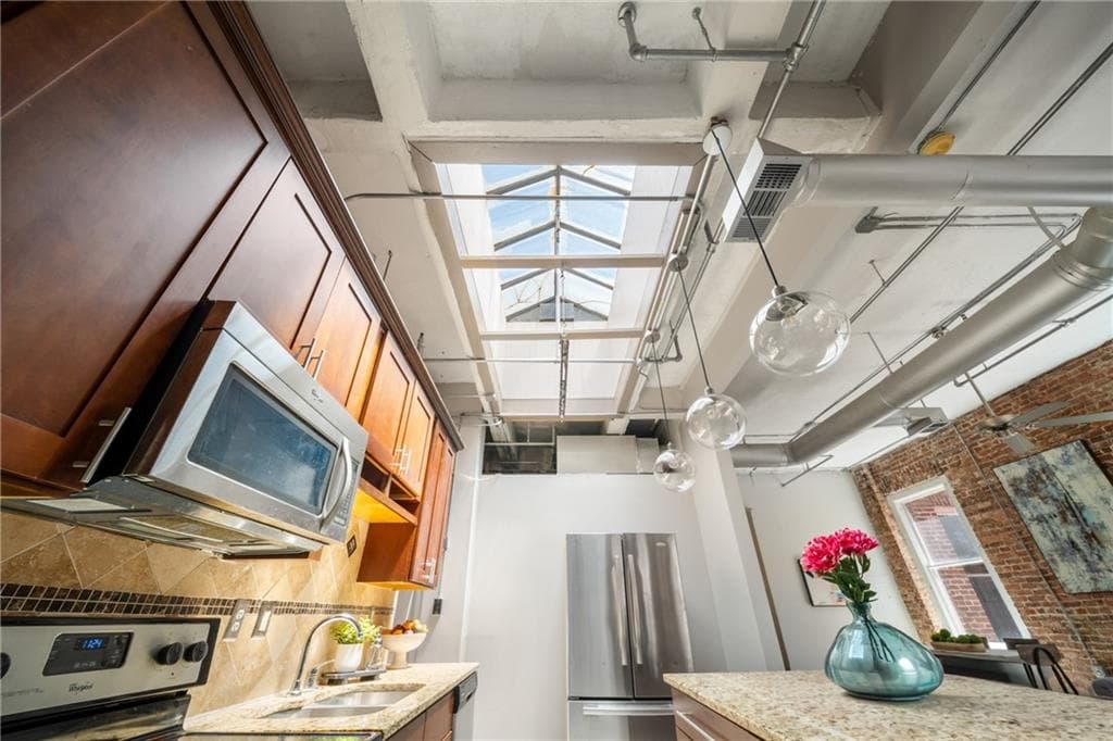 1 bedroom, 1 bathroom, 1,170 sq ft condominium under contract at 215 Mitchell Street 18, Atlanta, GA 30303 — photo 3