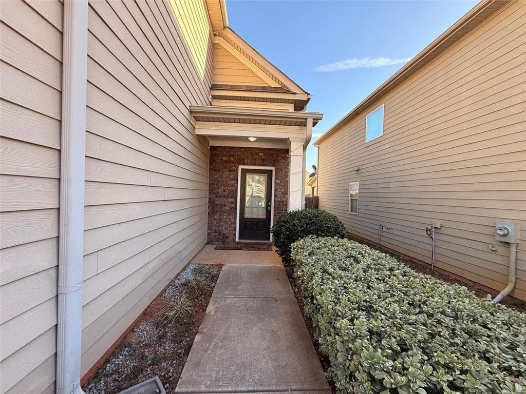 3 bedroom, 3 bathroom, 2,163 sq ft single family residence for sale at 2450 Oakleaf Circle, Lithonia, GA 30058 — photo 3