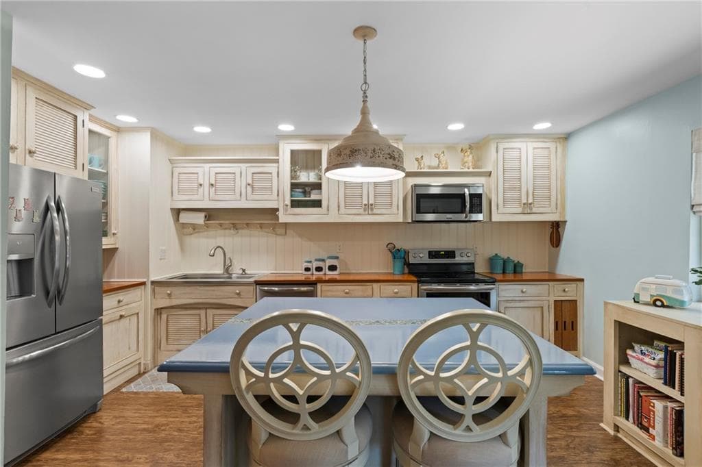 3 bedroom, 3 bathroom, 1,547 sq ft townhouse for sale at 3060 Balearic Drive, Marietta, GA 30067 — photo 1 of 44
