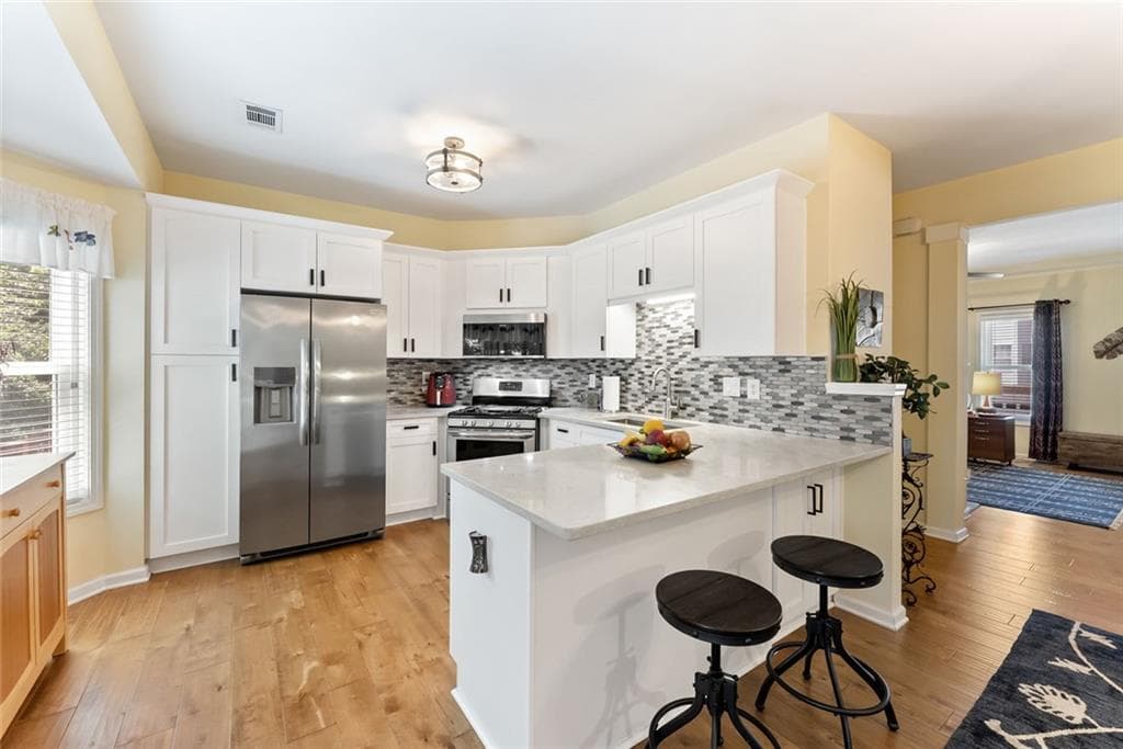 3 bedroom, 4 bathroom, 1,937 sq ft townhouse for sale at 2105 Millgate Lane, Buford, GA 30519 — photo 2