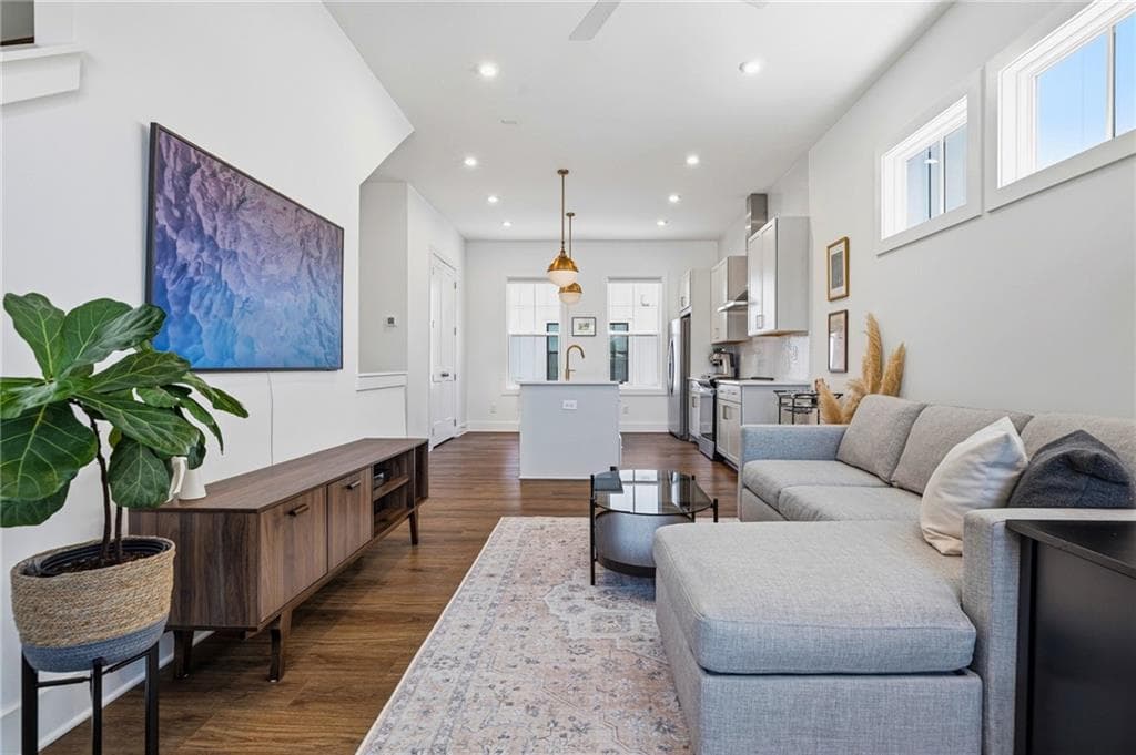 2 bedroom, 2 bathroom, 1,152 sq ft townhouse under contract at 4456 Dalston Drive, Atlanta, GA 30342 — photo 2