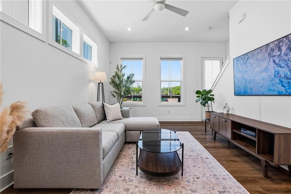 2 bedroom, 2 bathroom, 1,152 sq ft townhouse under contract at 4456 Dalston Drive, Atlanta, GA 30342 — photo 4