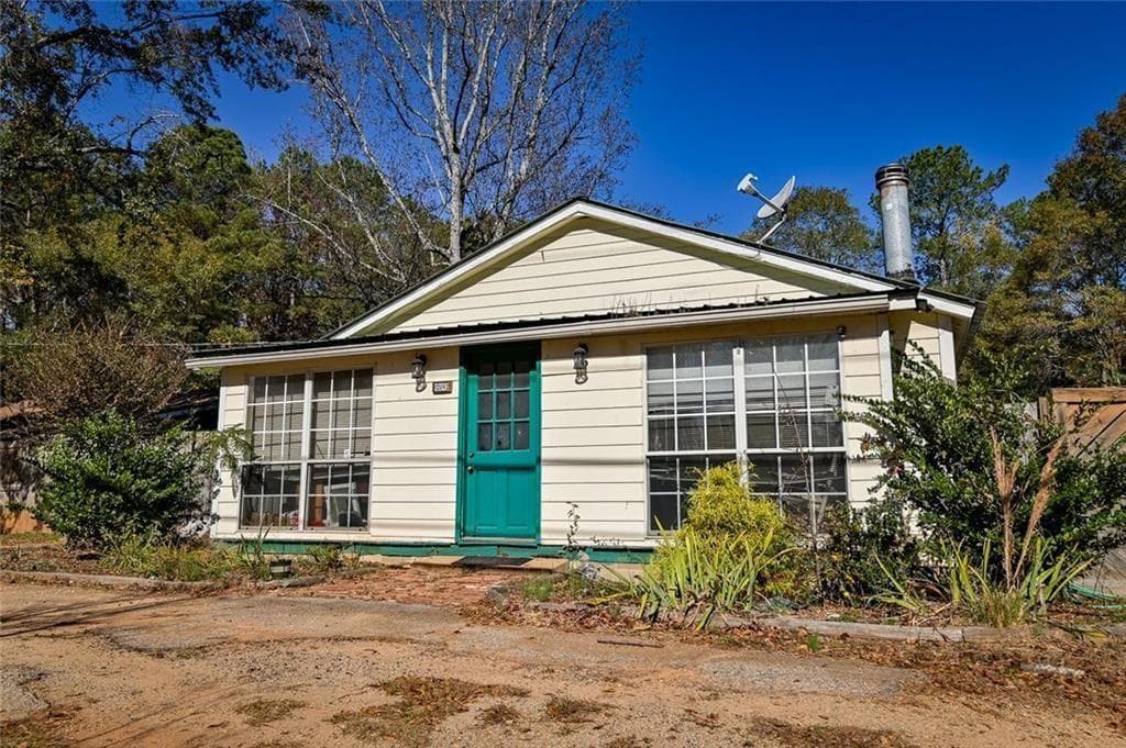 2 bedroom, 2 bathroom, 1,424 sq ft single family residence for sale at 12462 Brown Bridge Road, Covington, GA 30016