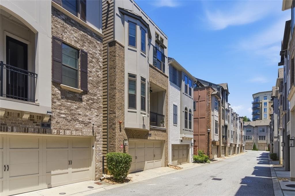 3 bedroom, 4 bathroom, 2,800 sq ft single family residence under contract at 619 Broadview Terrace, Atlanta, GA 30324 — photo 3