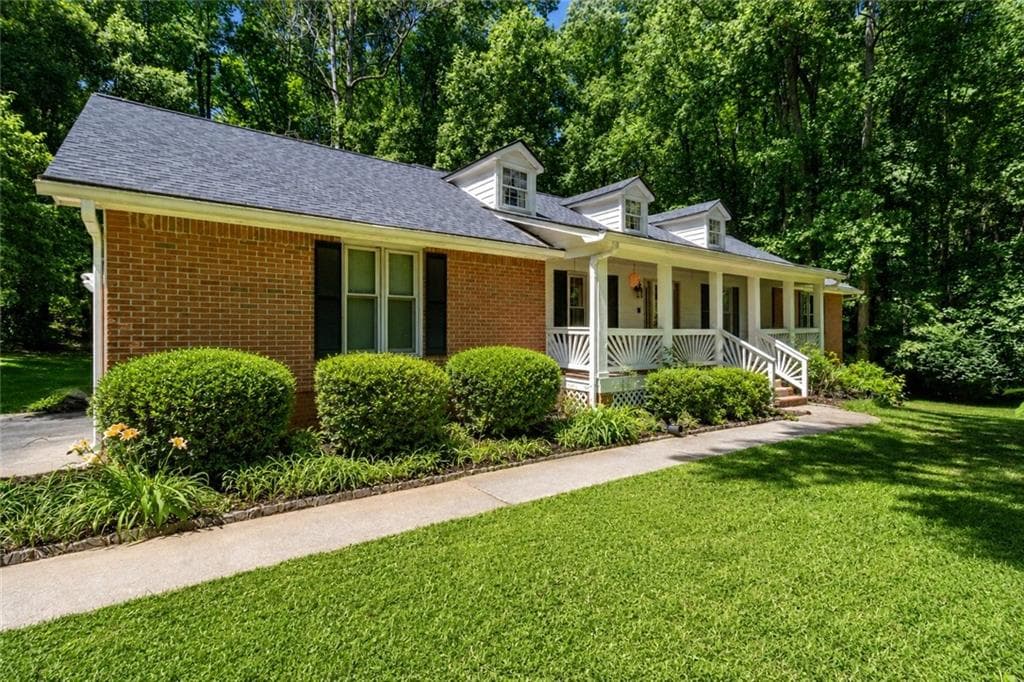 3 bedroom, 2 bathroom, 2,116 sq ft single family residence for sale at 280 Deer Trace Drive, Mcdonough, GA 30253 — photo 3