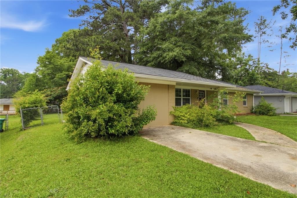 4 bedroom, 2 bathroom, 1,137 sq ft single family residence for sale at 2343 Deer Pass Way, Decatur, GA 30035 — photo 2