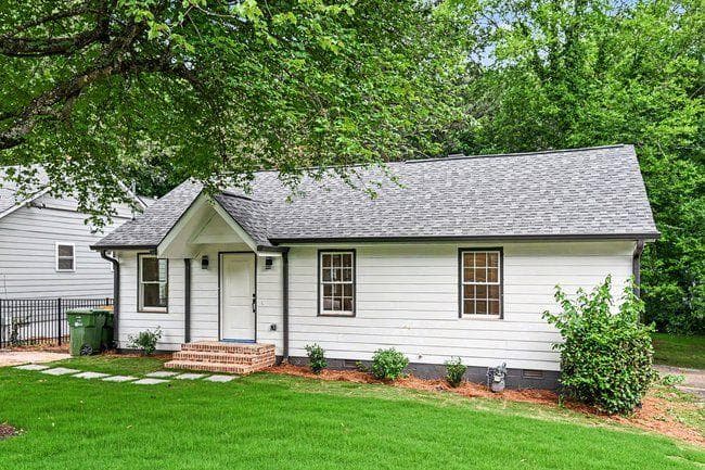 3 bedroom, 3 bathroom, 1,450 sq ft single family residence under contract at 987 Lawton Street, Atlanta, GA 30310 — photo 3