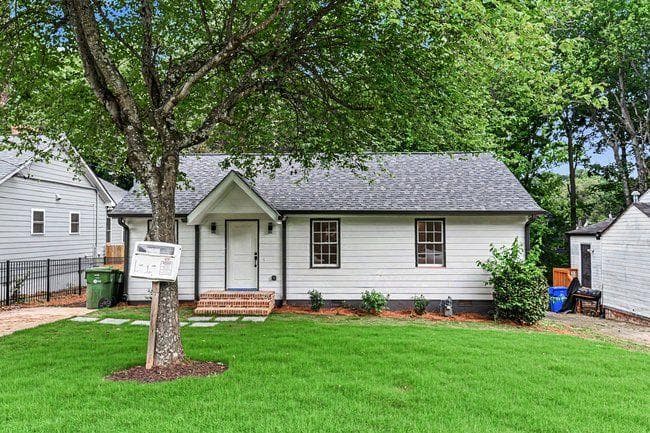 3 bedroom, 3 bathroom, 1,450 sq ft single family residence under contract at 987 Lawton Street, Atlanta, GA 30310 — photo 4