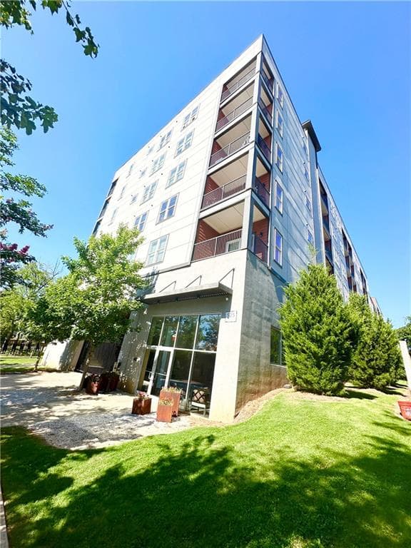 1 bedroom, 1 bathroom, 657 sq ft condominium for sale at 525 Parkway Drive 110, Atlanta, GA 30308 — photo 2