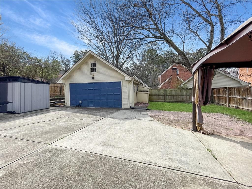 5 bedroom, 4 bathroom, 3,515 sq ft single family residence for sale at 3145 Queens Walk, Atlanta, GA 30345 — photo 4