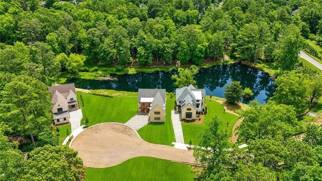 5 bedroom, 6 bathroom, 4,290 sq ft single family residence for sale at 160 Lake Estates Drive, Roswell, GA 30075 — photo 2