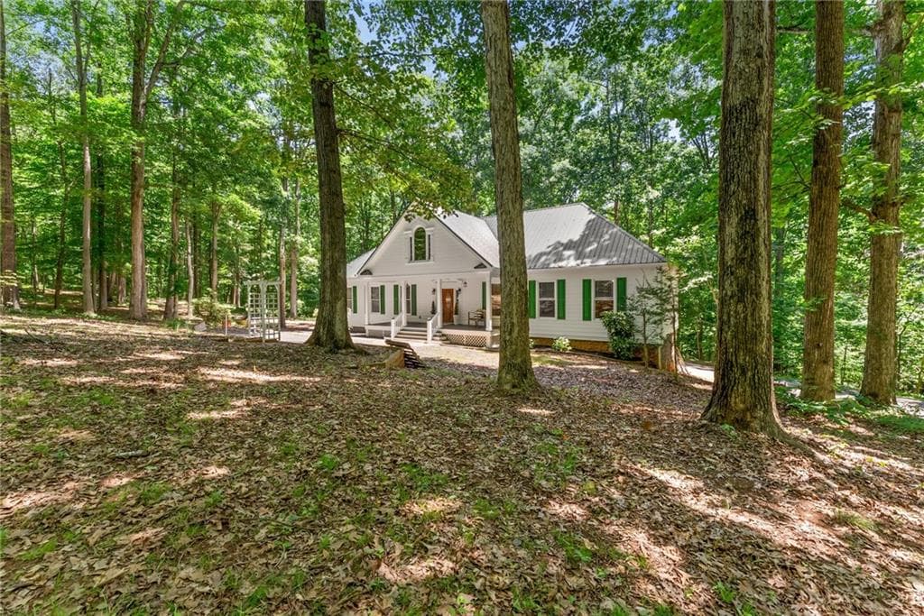4 bedroom, 3 bathroom, 3,500 sq ft single family residence for sale at 3807 Al Mangum Road, Talmo, GA 30575 — photo 4