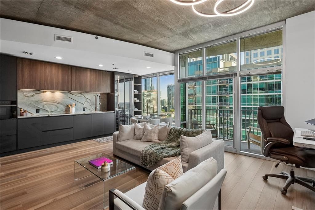 1 bedroom, 1 bathroom, 768 sq ft condominium for sale at 923 Peachtree Street 1824, Atlanta, GA 30309 — photo 1 of 49