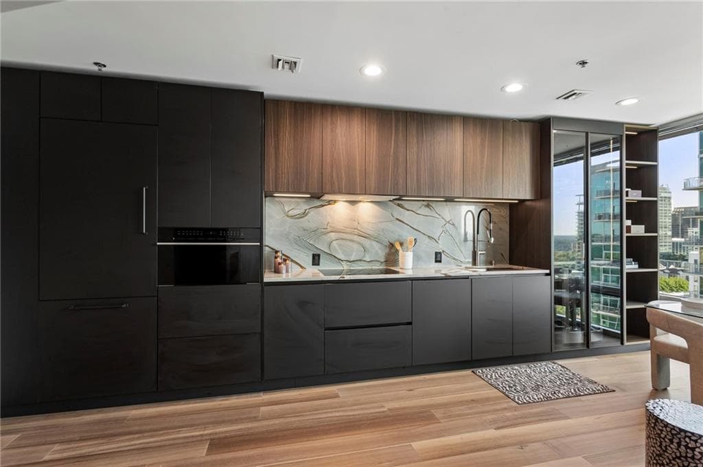 1 bedroom, 1 bathroom, 768 sq ft condominium for sale at 923 Peachtree Street 1824, Atlanta, GA 30309 — photo 6