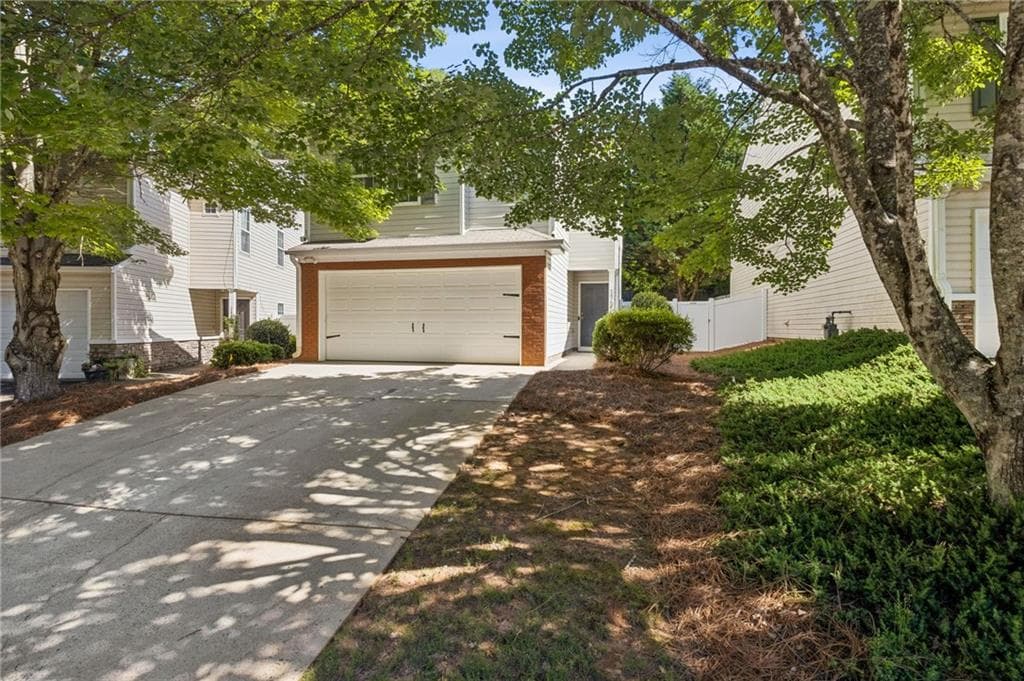 3 bedroom, 3 bathroom, 1,377 sq ft single family residence for sale at 2470 Keenland Court, Cumming, GA 30040 — photo 3
