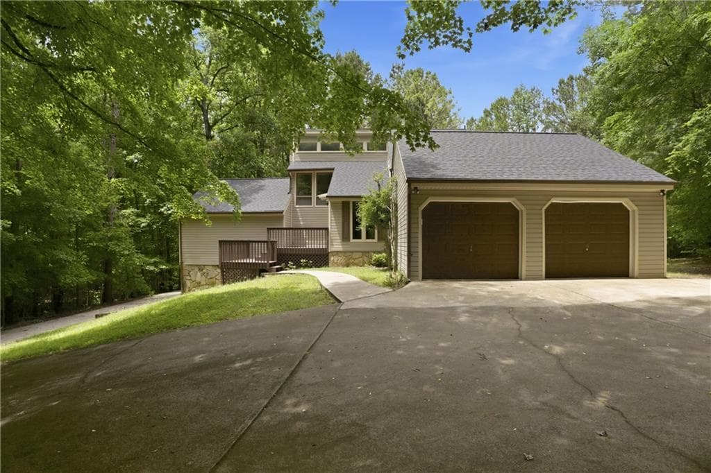 3 bedroom, 3 bathroom, 2,000 sq ft single family residence for sale at 370 Darren Drive, Fayetteville, GA 30215