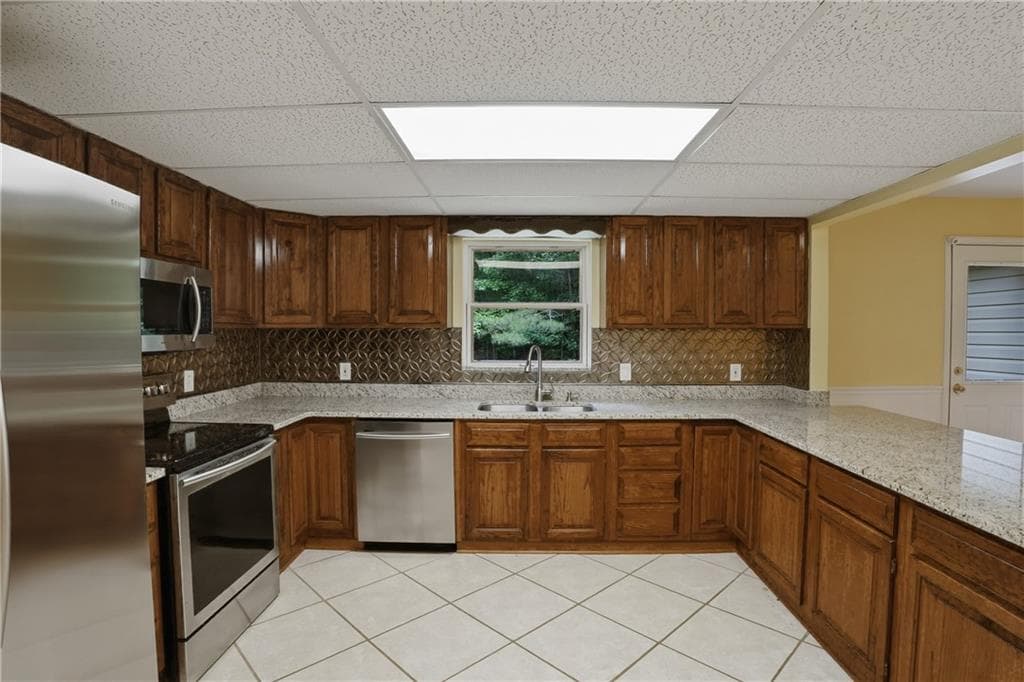 3 bedroom, 3 bathroom, 2,000 sq ft single family residence for sale at 370 Darren Drive, Fayetteville, GA 30215 — photo 5