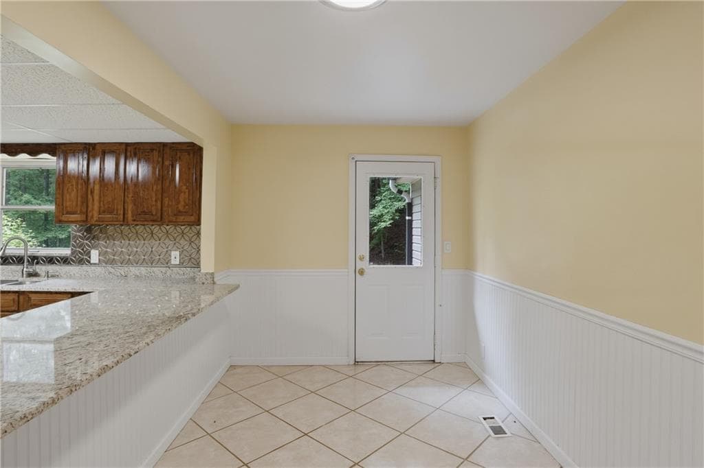 3 bedroom, 3 bathroom, 2,000 sq ft single family residence for sale at 370 Darren Drive, Fayetteville, GA 30215 — photo 9