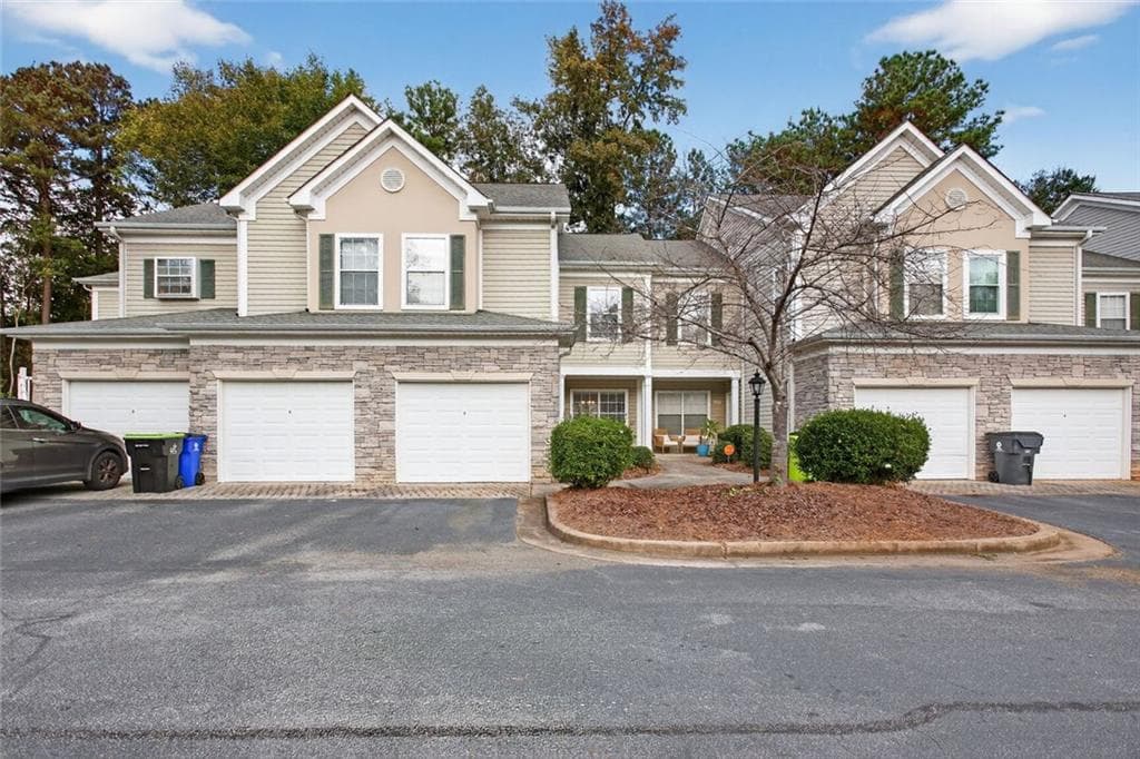 3 bedroom, 3 bathroom, 1,528 sq ft townhouse sold at 206 Las Brasis Court, Peachtree City, GA 30269