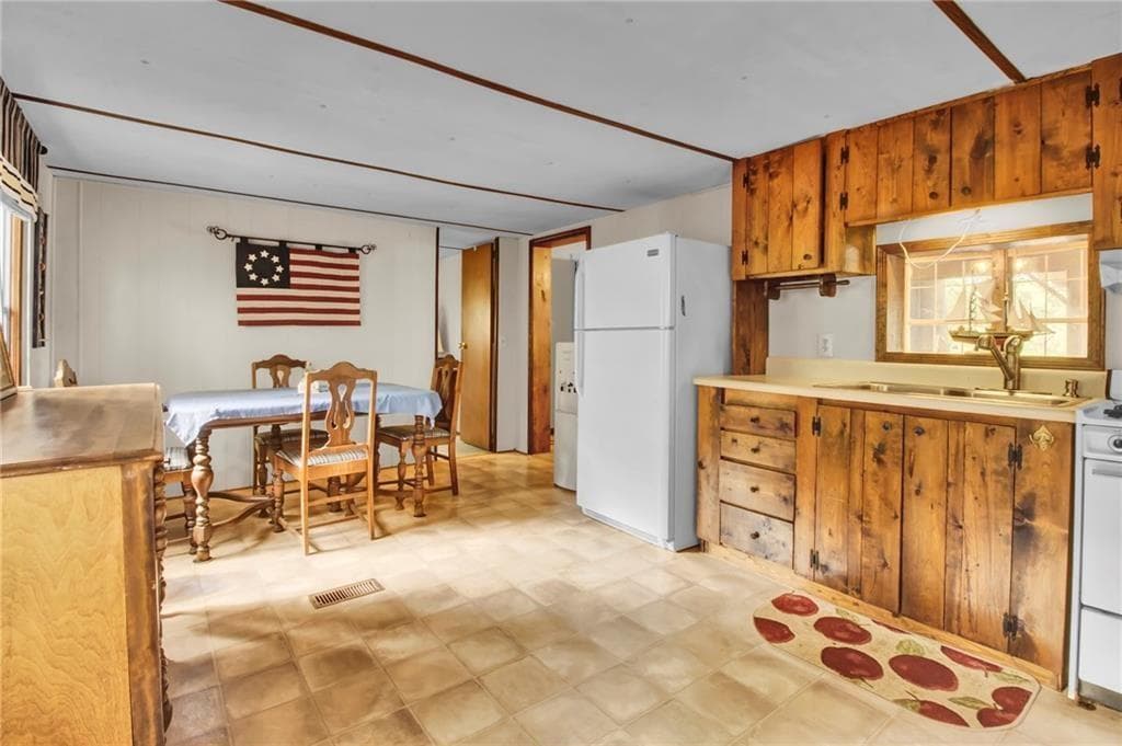 3 bedroom, 1 bathroom, 864 sq ft single family residence for sale at 119 Willow Way, Jackson, GA 30233 — photo 3