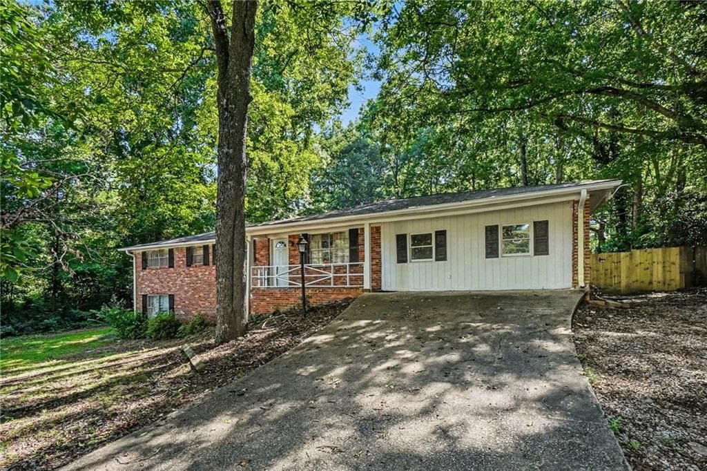 3 bedroom, 2 bathroom, 1,128 sq ft single family residence under contract at 3429 Rocky Creek Drive, Douglasville, GA 30135 — photo 4