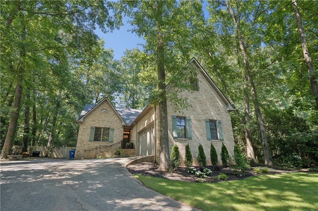 5 bedroom, 3 bathroom, 3,600 sq ft single family residence sold at 2094 Azalea Circle, Decatur, GA 30033