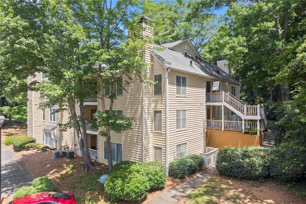 1 bedroom, 1 bathroom, 979 sq ft condominium for sale at 2517 Vineyard Way, Smyrna, GA 30082 — photo 2