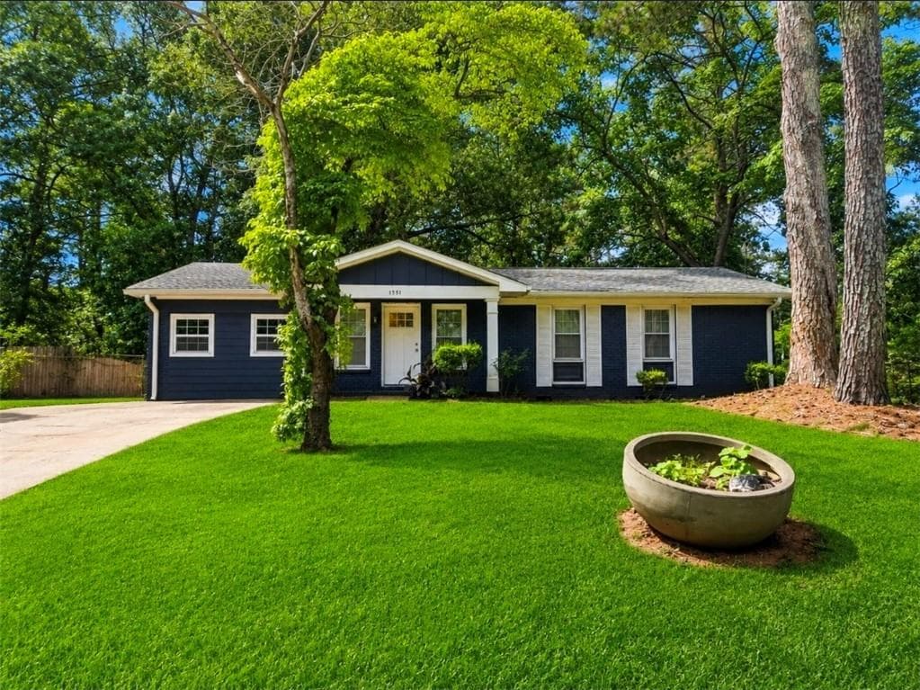 4 bedroom, 3 bathroom, 1,378 sq ft single family residence for sale at 1551 Pine Glen Circle, Decatur, GA 30035 — photo 2