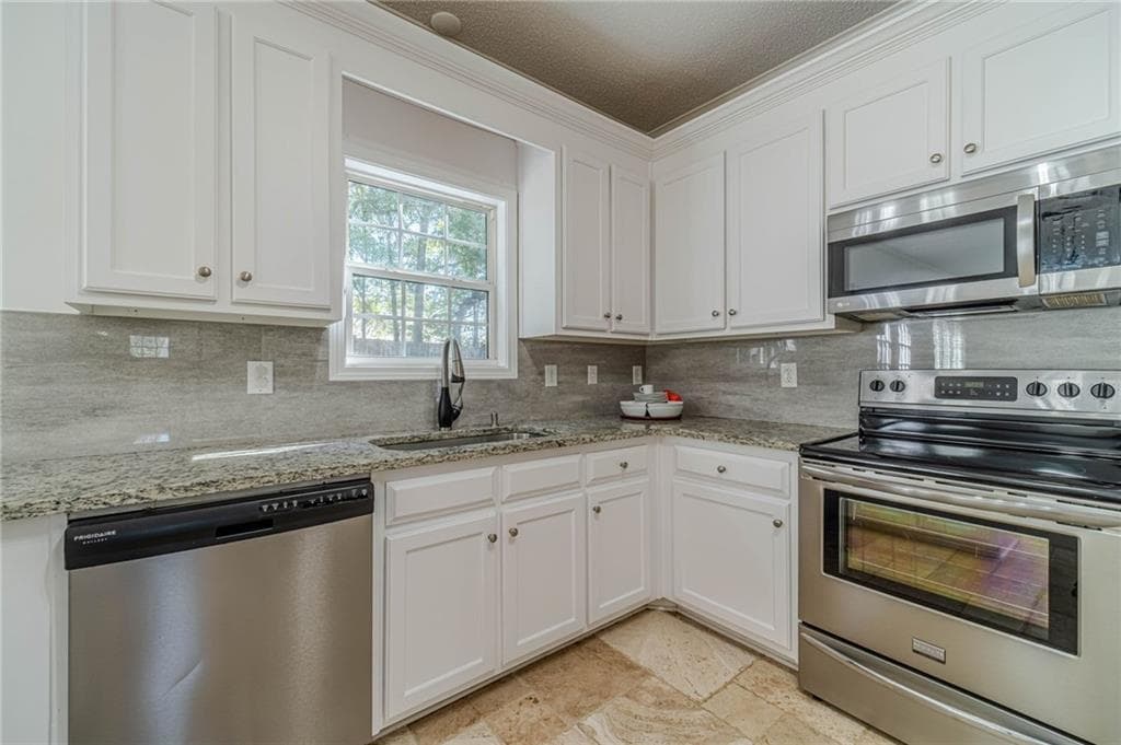 4 bedroom, 3 bathroom, 2,566 sq ft single family residence under contract at 1530 Blakewood Trail, Bethlehem, GA 30620 — photo 9
