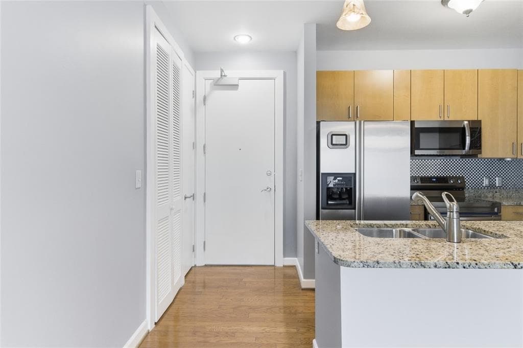 2 bedroom, 2 bathroom, 1,276 sq ft condominium for sale at 711 Cosmopolitan Drive 213, Atlanta, GA 30324 — photo 4