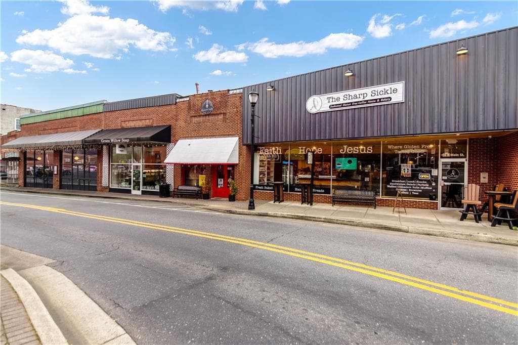 1 bedroom, 1 bathroom, 1,920 sq ft single family residence for sale at 28 N Main Street, Ellijay, GA 30540 — photo 3