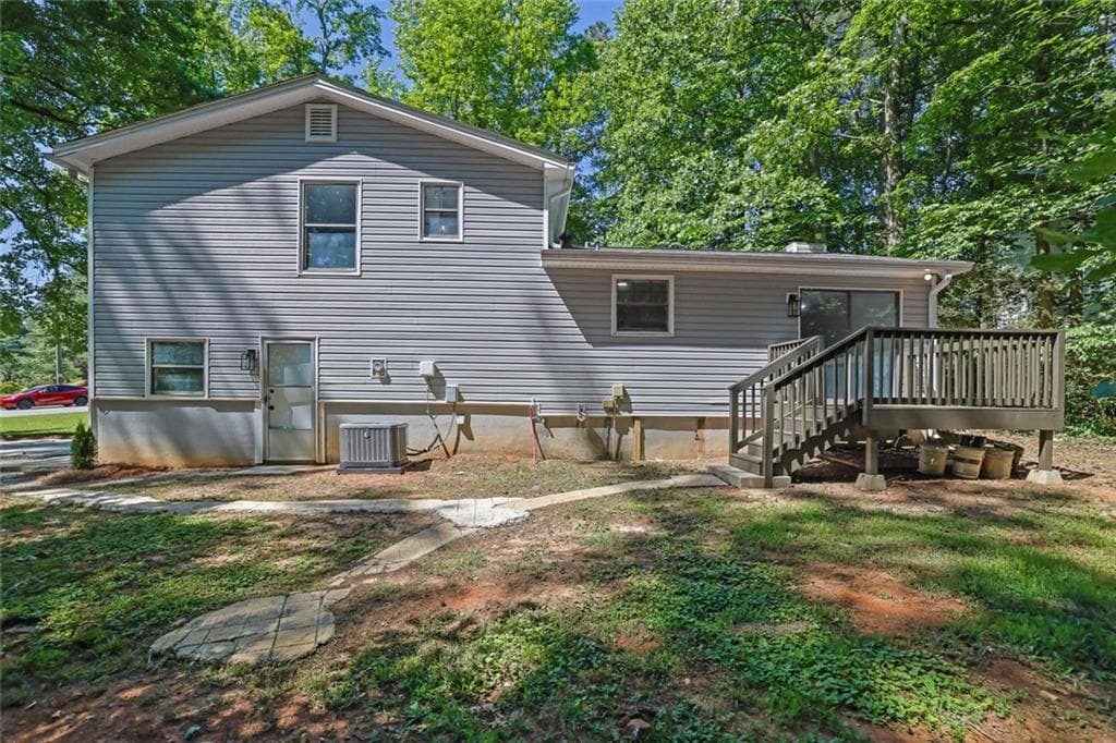 4 bedroom, 3 bathroom, 1,944 sq ft single family residence under contract at 1909 Suwanee Valley Road, Lawrenceville, GA 30043 — photo 5
