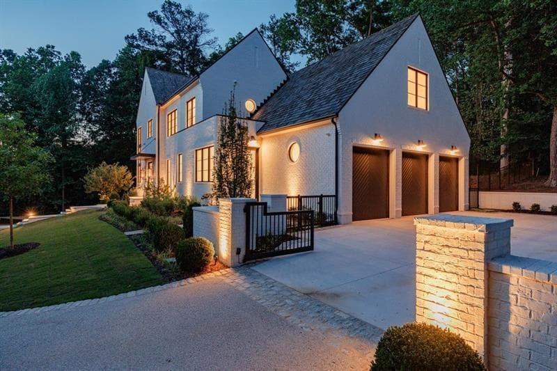 6 bedroom, 9 bathroom, 9,668 sq ft single family residence for sale at 2983 Habersham Court, Atlanta, GA 30305 — photo 4