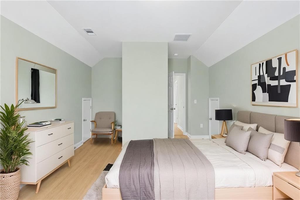 6 bedroom, 3 bathroom, 2,754 sq ft single family residence under contract at 379 Yonkers Avenue, Atlanta, GA 30314 — photo 5