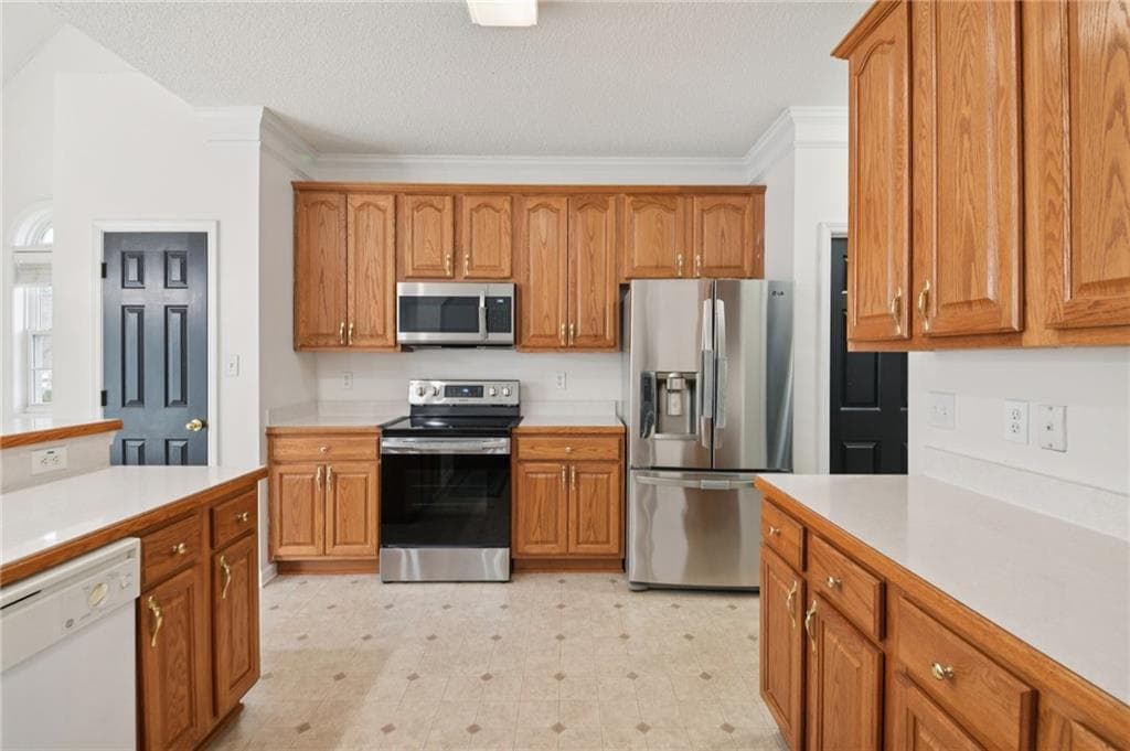 4 bedroom, 3 bathroom, 2,340 sq ft single family residence for sale at 400 Kyle Court, Fayetteville, GA 30215 — photo 3