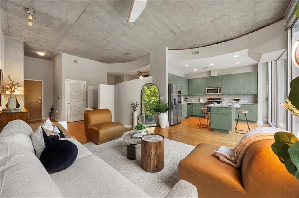 1 bedroom, 1 bathroom, 813 sq ft condominium for sale at 3300 Windy Ridge Parkway 507, Atlanta, GA 30339 — photo 3