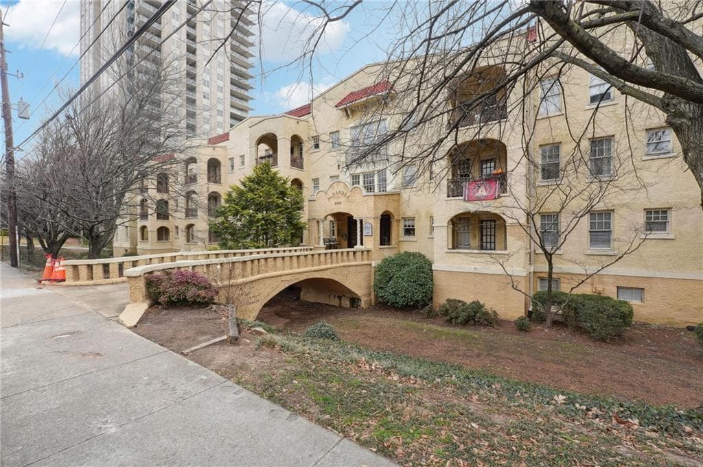 2 bedroom, 3 bathroom, 1,277 sq ft condominium for rent at 2855 Peachtree Road 101, Atlanta, GA 30305 for $1,800 a month — photo 2