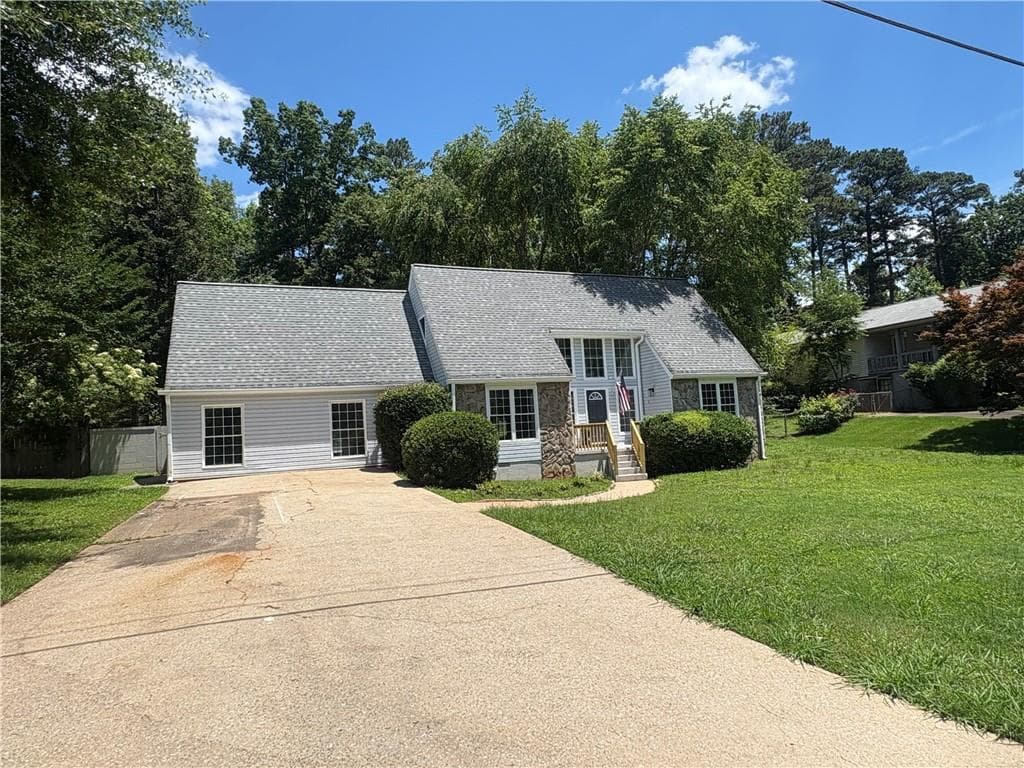 3 bedroom, 3 bathroom, 2,084 sq ft single family residence for sale at 6762 Oakland Drive, Douglasville, GA 30135 — photo 3