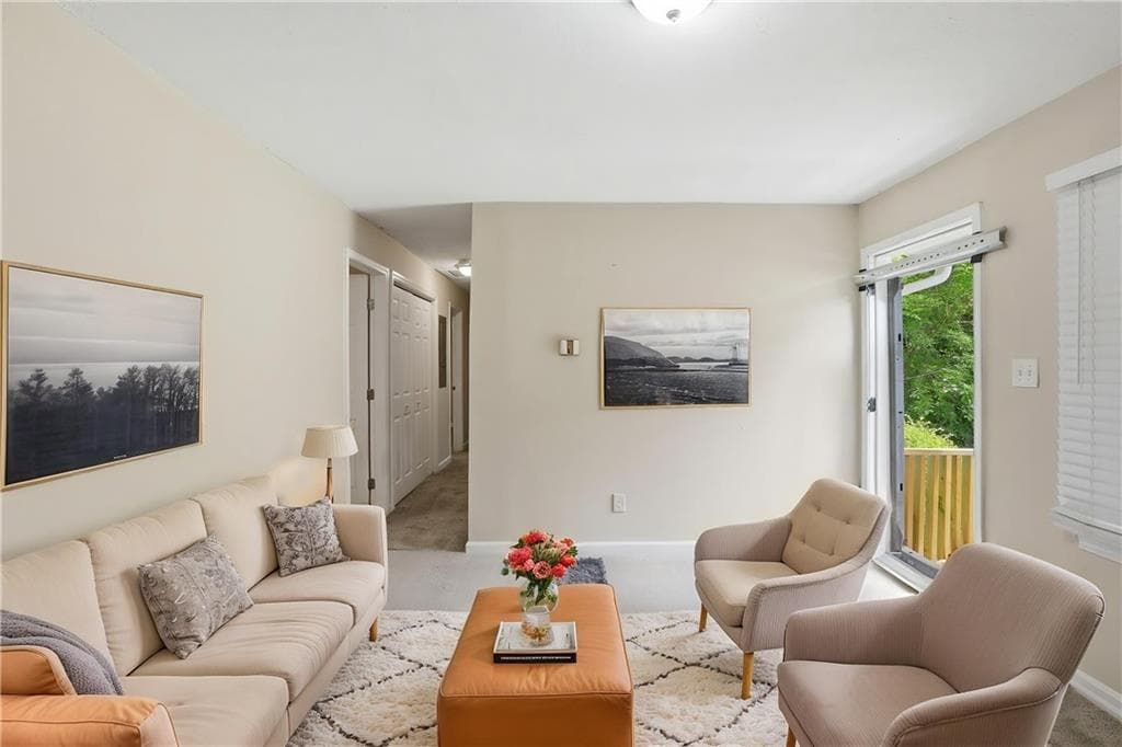 3 bedroom, 2 bathroom, 925 sq ft single family residence for sale at 914 Mercury Drive, Atlanta, GA 30331 — photo 2