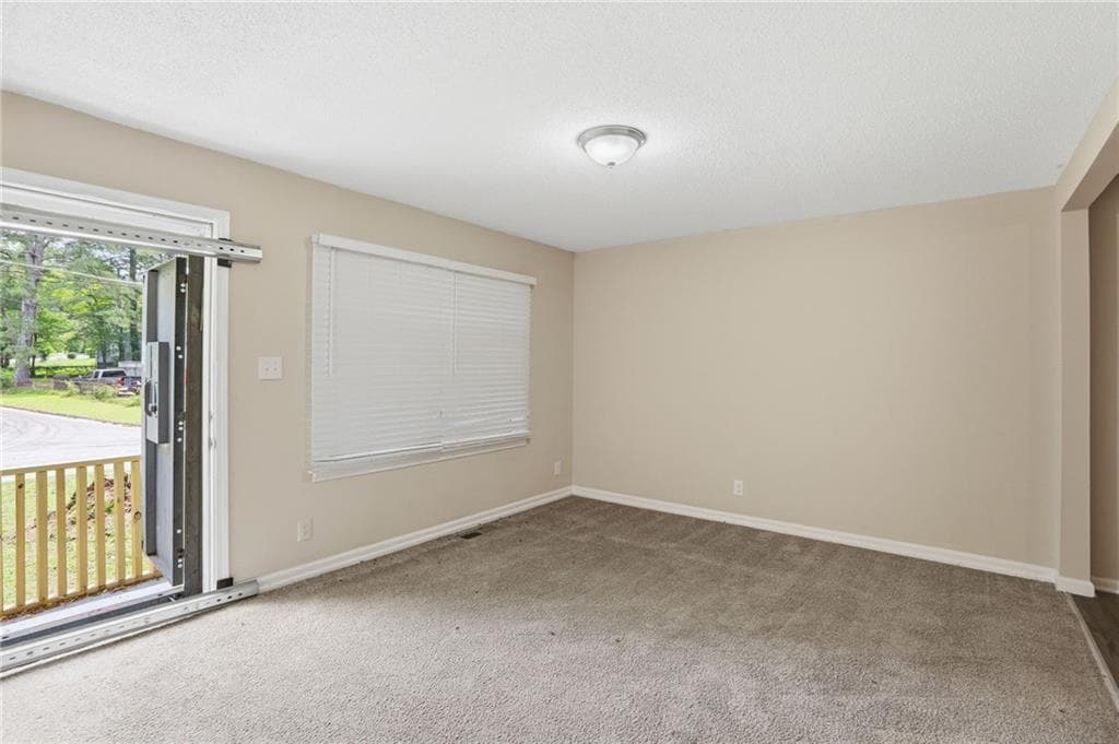 3 bedroom, 2 bathroom, 925 sq ft single family residence for sale at 914 Mercury Drive, Atlanta, GA 30331 — photo 7