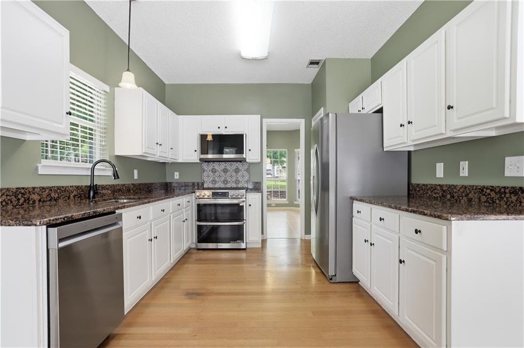 3 bedroom, 3 bathroom, 2,626 sq ft single family residence for sale at 200 Kripple Kreek Drive, Sharpsburg, GA 30277 — photo 2