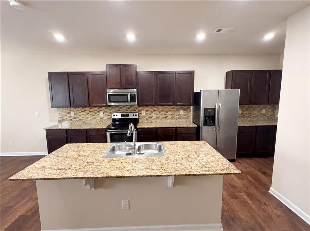 5 bedroom, 3 bathroom, 3,180 sq ft single family residence under contract at 8496 Glenview Street, Douglasville, GA 30134 — photo 2