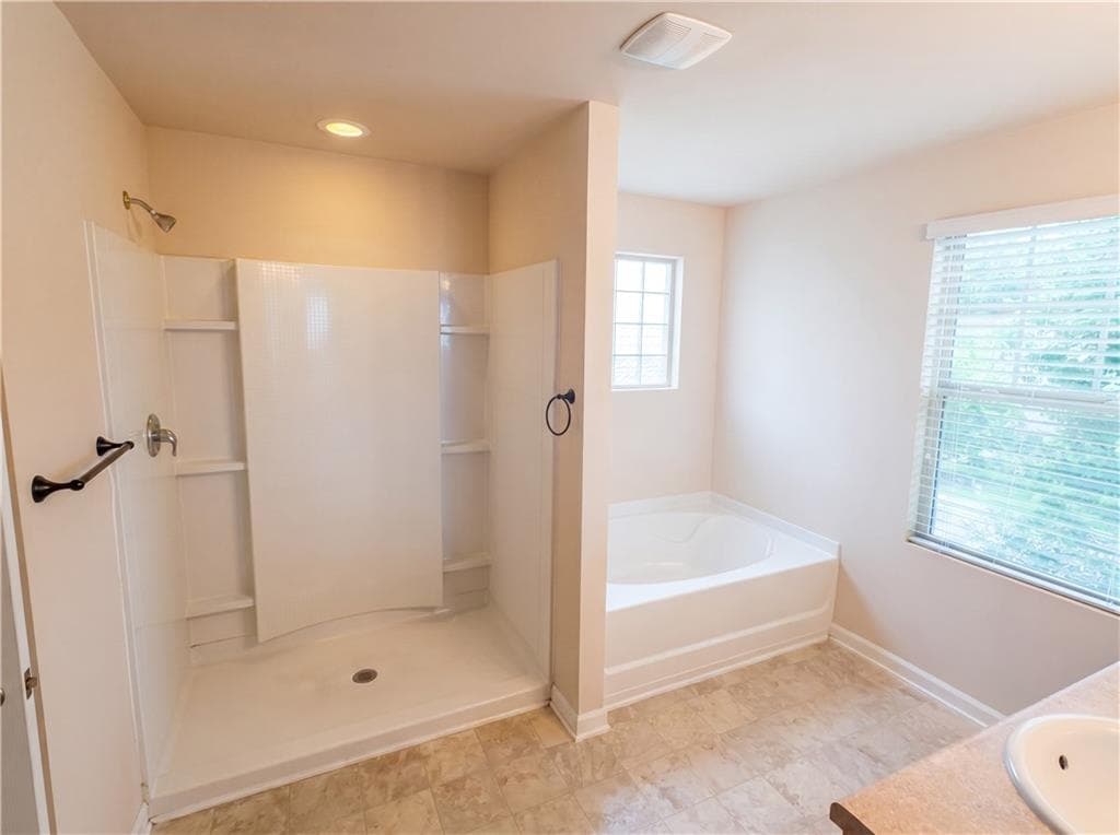 5 bedroom, 3 bathroom, 3,180 sq ft single family residence under contract at 8496 Glenview Street, Douglasville, GA 30134 — photo 6