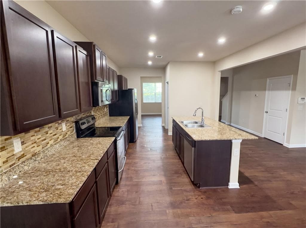 5 bedroom, 3 bathroom, 3,180 sq ft single family residence under contract at 8496 Glenview Street, Douglasville, GA 30134 — photo 7