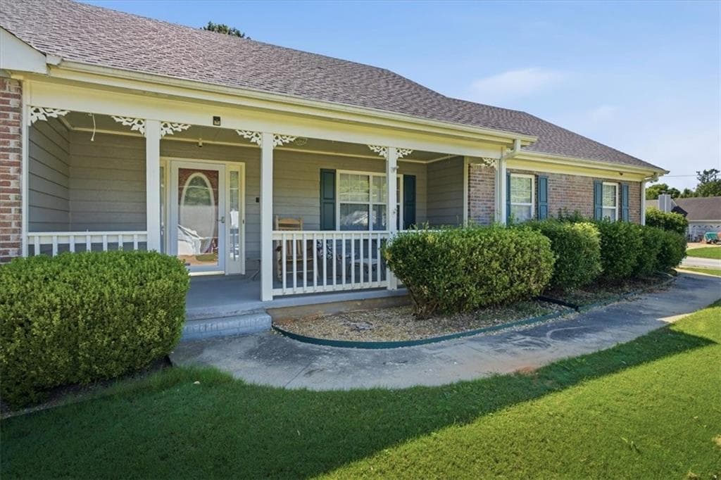 3 bedroom, 2 bathroom, 1,651 sq ft single family residence for sale at 15 Ashton Court, Covington, GA 30016 — photo 3